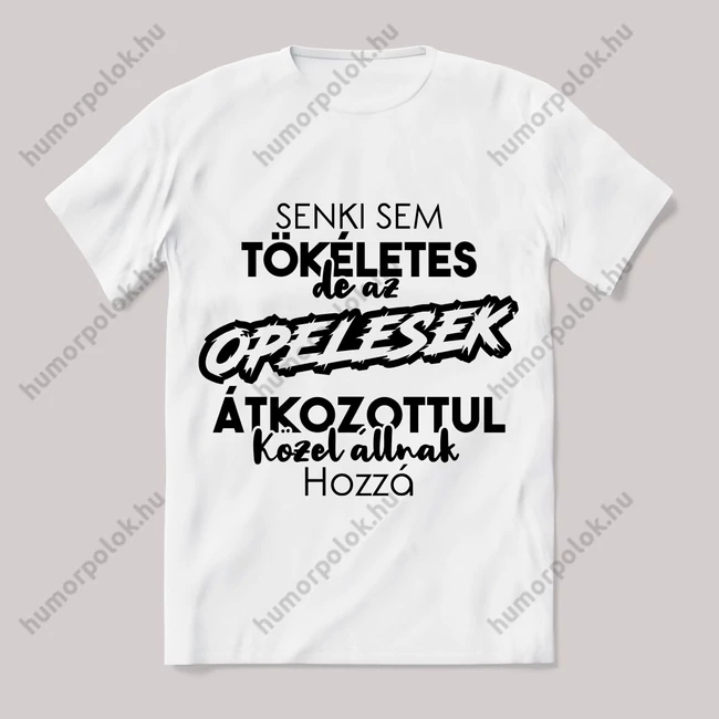Senki sem tökélets, opelesek. Fehér feliratos vicces póló.