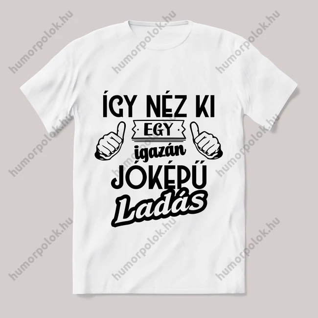 Így néz ki egy jóképű ladás. Fehér feliratos vicces póló.