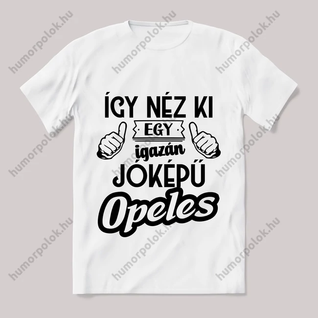 Így néz ki egy jóképű opeles. Fehér feliratos vicces póló.