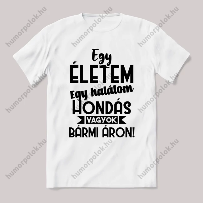 Egy életem egy halálom hondás vagyok bármi áron. Fehér feliratos vicces póló.