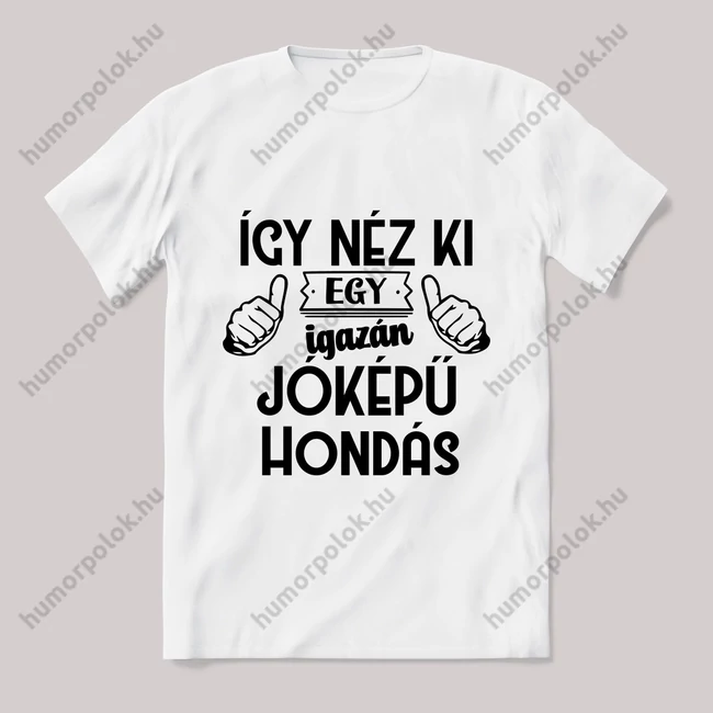 Így néz ki egy igazán jóképű hondás. Fehér feliratos vicces póló.