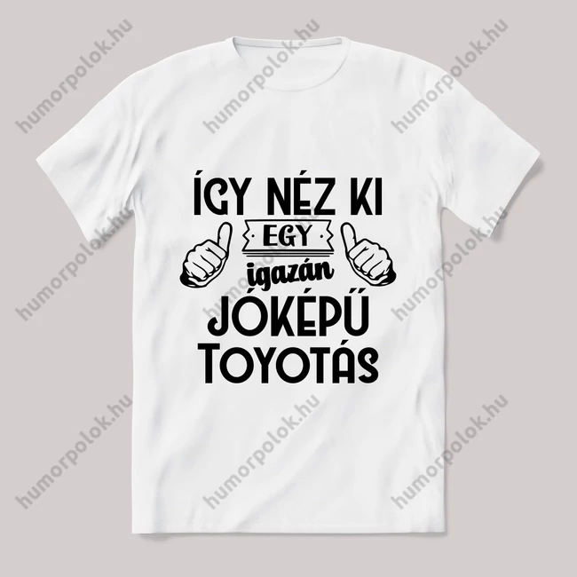 Így néz ki egy igazán jóképű toyotás. Fehér feliratos vicces póló.