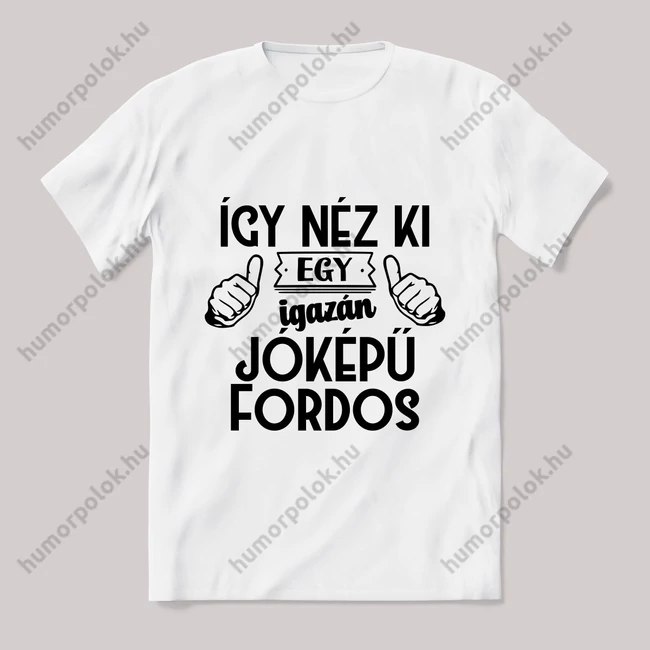Így néz ki egy igazán jóképű fordos. Fehér feliratos vicces póló.