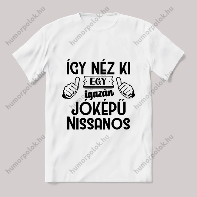 Így néz ki egy igazán jóképű nissanos. Fehér feliratos vicces póló.