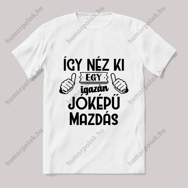 Így néz ki egy igazán jóképű mazdás. Fehér feliratos vicces póló.