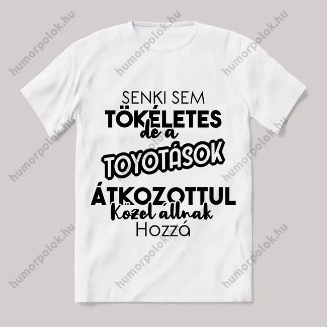Senki sem tökéletes de a toyotások.... Fehér feliratos vicces póló.