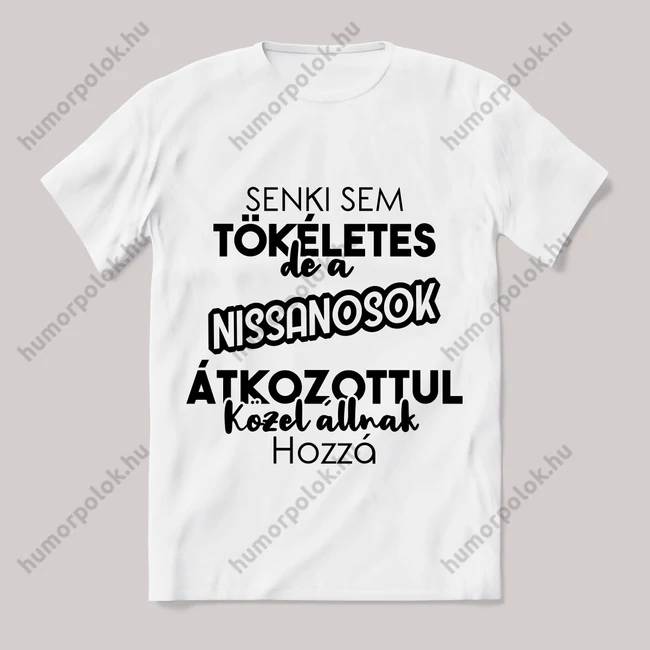 Senki sem tökéletes de a nissanosok.... Fehér feliratos vicces póló.