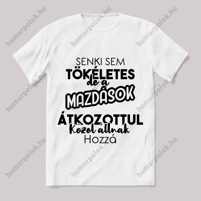 Senki sem tökéletes de a mazdások... Fehér feliratos vicces póló.