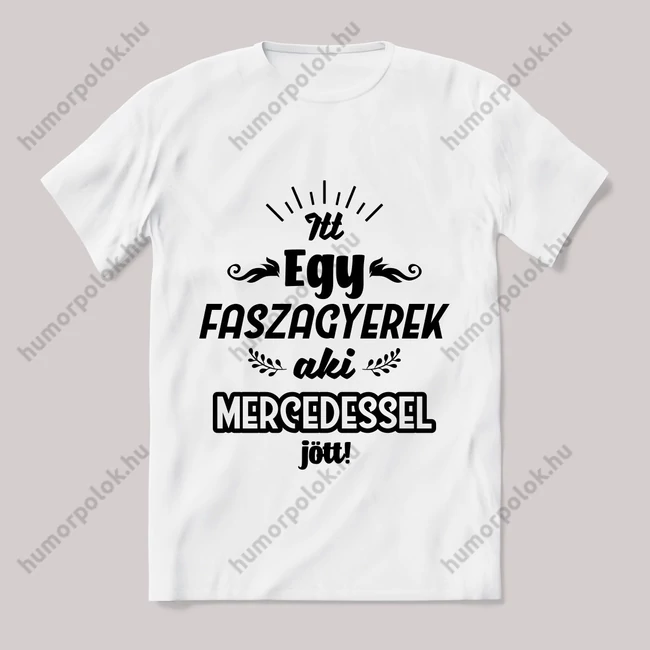 Itt egy faszagyerek, mercedessel jött! Fehér feliratos vicces póló.