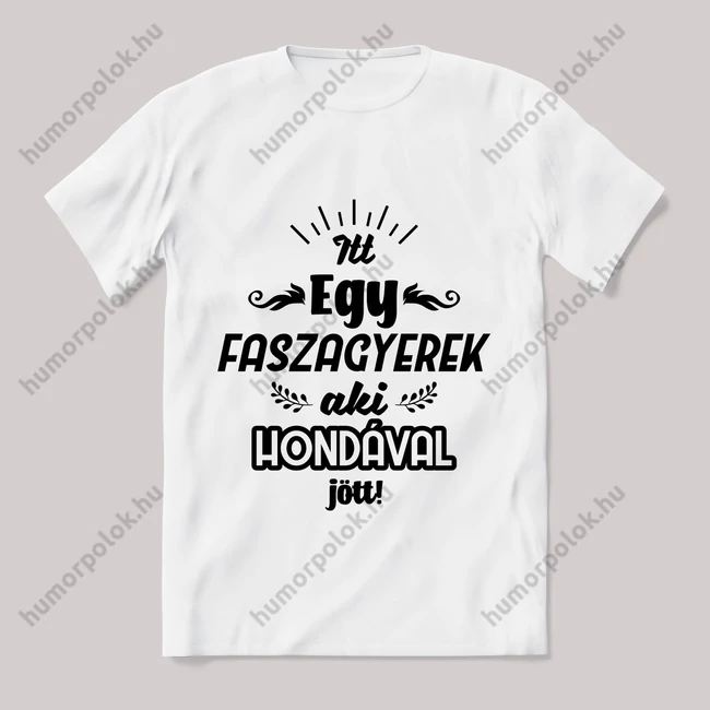 Itt egy faszagyerek, hondával jött! Fehér feliratos vicces póló.