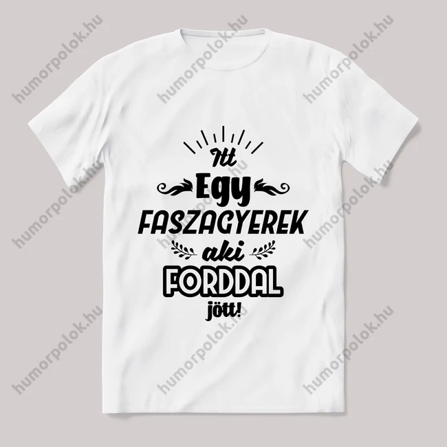 Itt egy faszagyerek, forddal jött! Fehér feliratos vicces póló.
