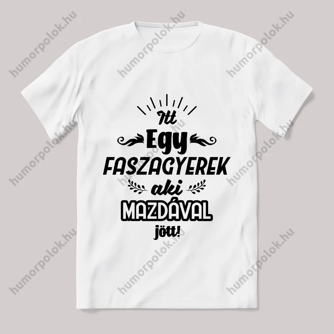 Itt egy faszagyerek, mazdával jött! Fehér feliratos vicces póló.