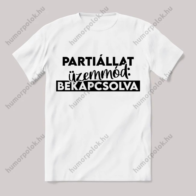 Partiállat üzemmód bekapcsolva. Fehér feliratos vicces póló.