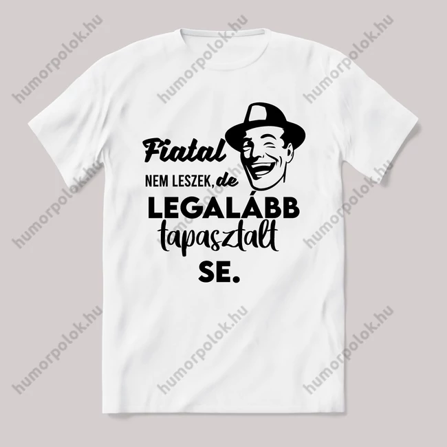 Fiatal nem leszek, de legalább tapasztalt se. Fehér feliratos vicces póló.