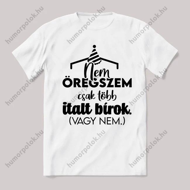 Nem öregszem csak több piát bírok. (vagy nem)  Fehér feliratos vicces póló.