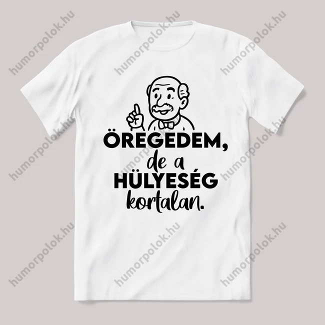 Öregedem, de a hülyeség kortalan. Fehér feliratos vicces póló.