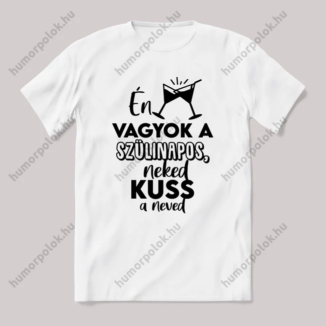 Én vagyok a szülinapos, neked kuss a neved. Fehér feliratos vicces póló.