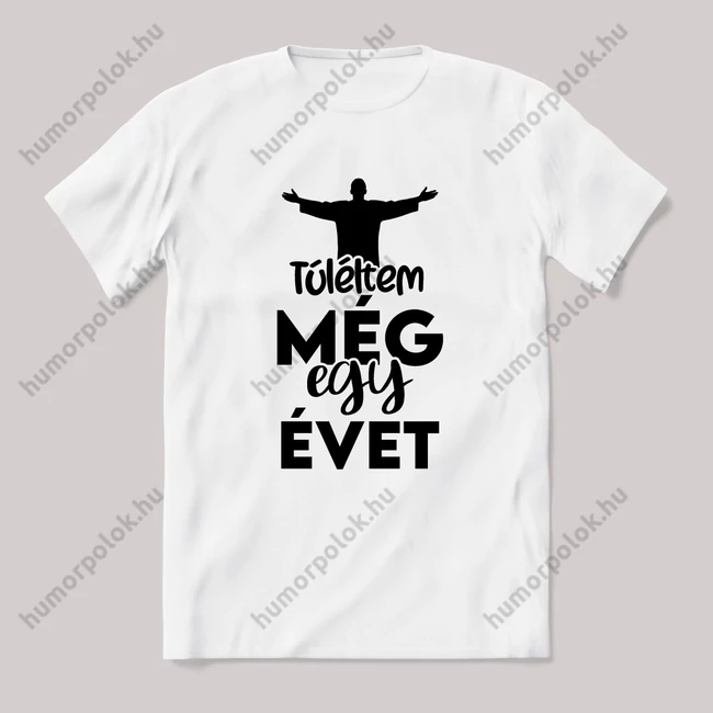 Túléltem még egy évet. Fehér feliratos vicces póló.
