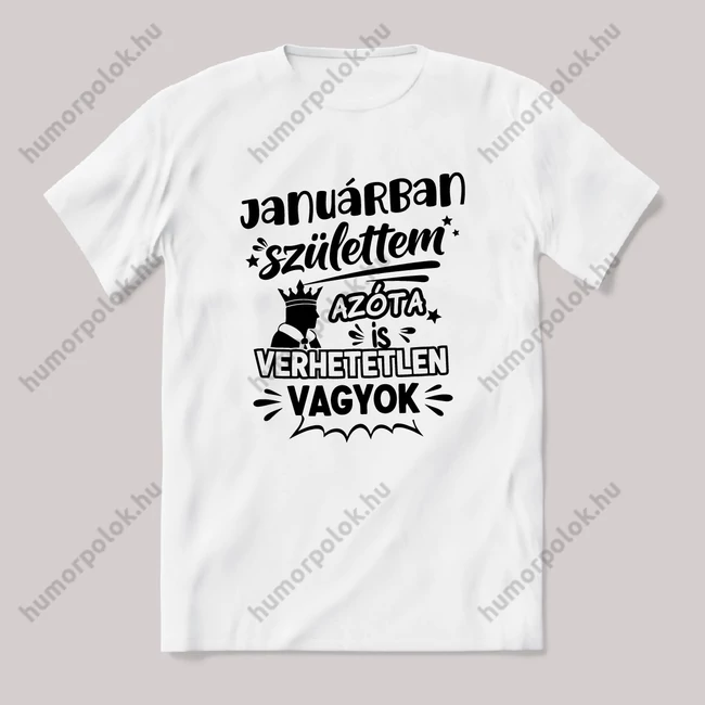 Januárban születtem azóta verhetetlen vagyok. Fehér feliratos vicces szülinapos póló.