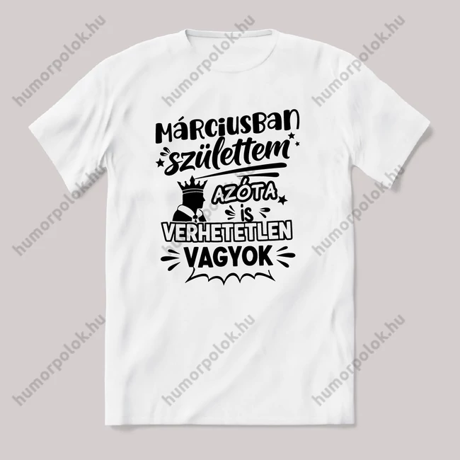 Márciusban születtem azóta verhetetlen vagyok. Fehér feliratos vicces szülinapos póló.