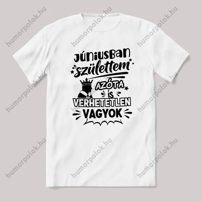 Júniusban születtem azóta verhetetlen vagyok. Fehér feliratos vicces szülinapos póló.