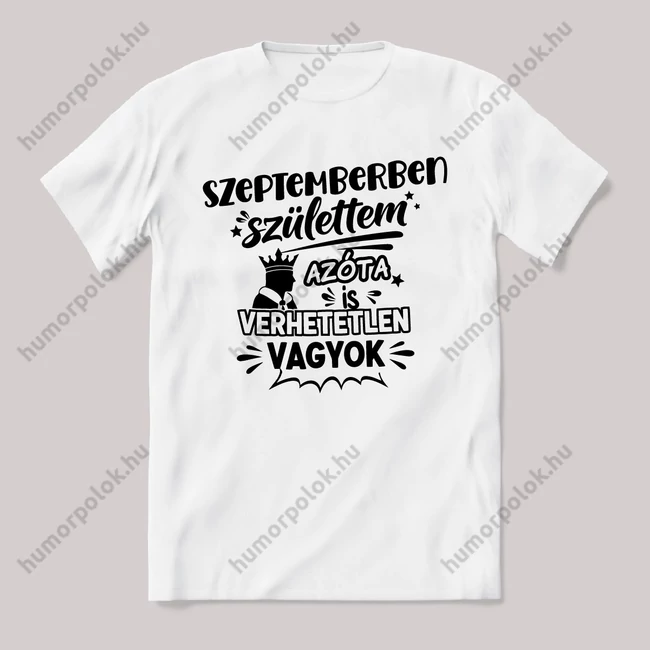 Szeptemberben születtem azóta verhetetlen vagyok. Fehér feliratos vicces szülinapos póló.