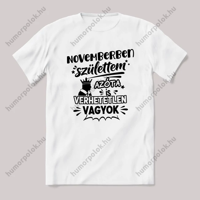 Novemberben születtem azóta verhetetlen vagyok. Fehér feliratos vicces szülinapos póló.