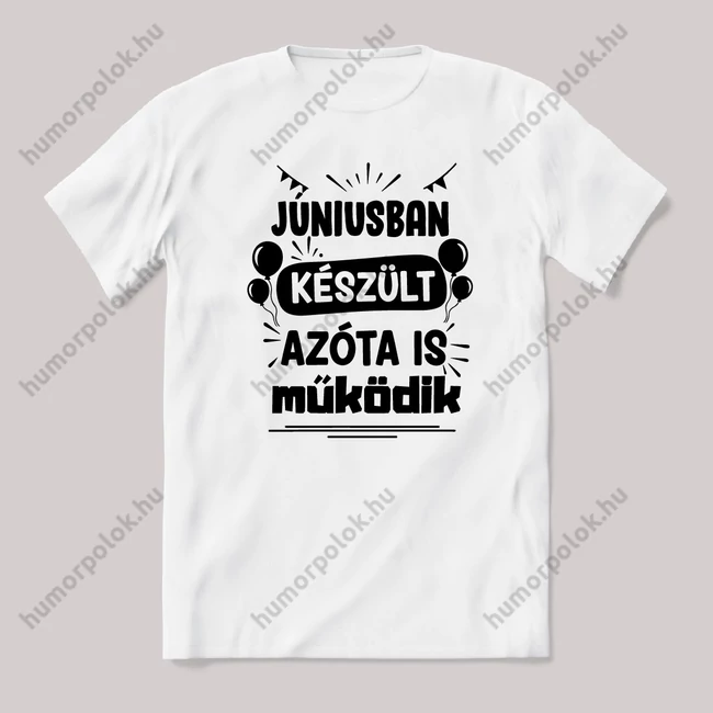 Júniusban készült azóta is működik. Fehér feliratos vicces szülinapos póló.