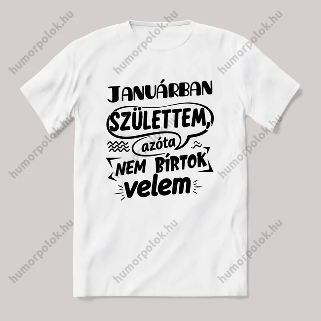 Januárban születtem, azóta nem bírtok velem. Fehér feliratos vicces szülinapos póló.