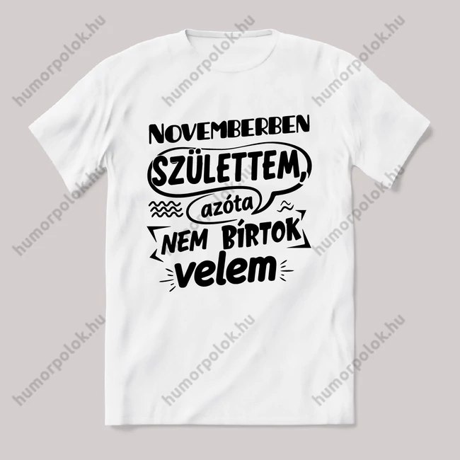 Novemberben születtem, azóta nem bírtok velem. Fehér feliratos vicces szülinapos póló.