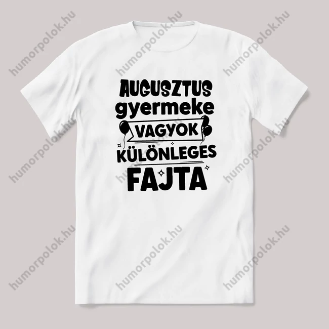 Augusztus gyermeke vagyok, különleges fajta. Fehér feliratos vicces szülinapos póló.
