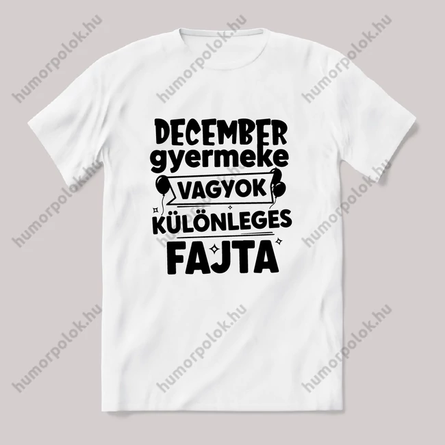 December gyermeke vagyok, különleges fajta. Fehér feliratos vicces szülinapos póló.