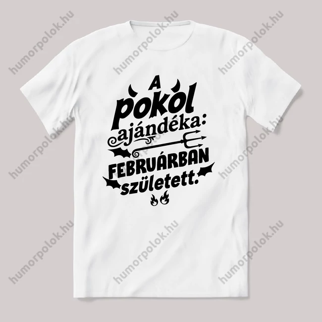 A pokol ajándéka Februárban született. Fehér feliratos vicces szülinapos póló.