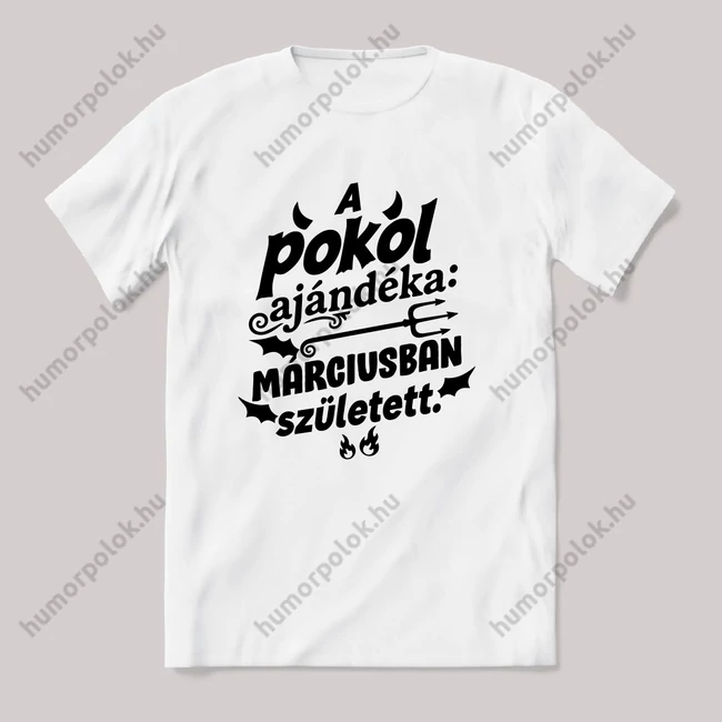 A pokol ajándéka Márciusban született. Fehér feliratos vicces szülinapos póló.