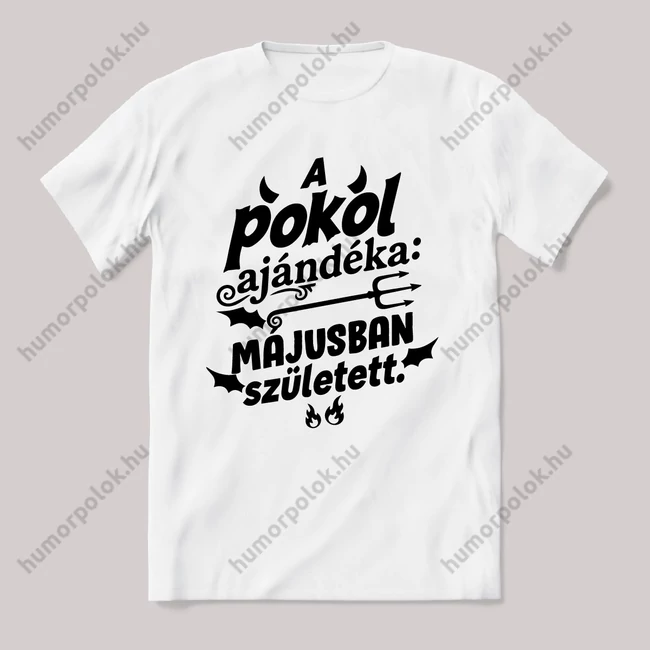 A pokol ajándéka Májusban született. Fehér feliratos vicces szülinapos póló.