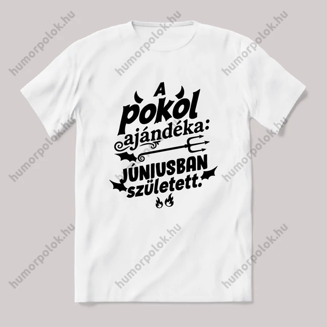 A pokol ajándéka Júniusban született. Fehér feliratos vicces szülinapos póló.