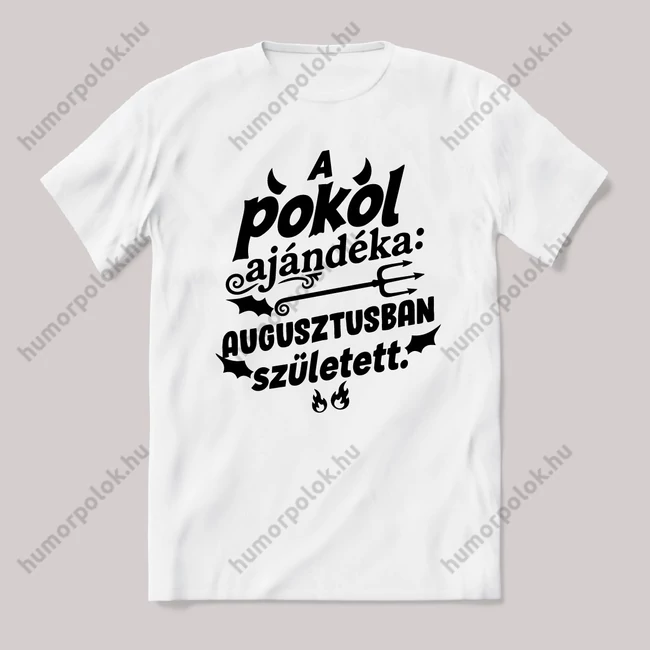 A pokol ajénddéka Augusztusban született. Fehér feliratos vicces szülinapos póló.