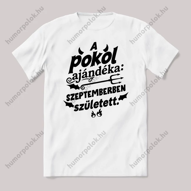 A pokol ajándéka Szeptemberben született. Fehér feliratos vicces szülinapos póló.