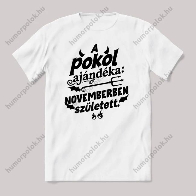 A pokol ajándéka Novemberben született. Fehér feliratos vicces szülinapos póló.