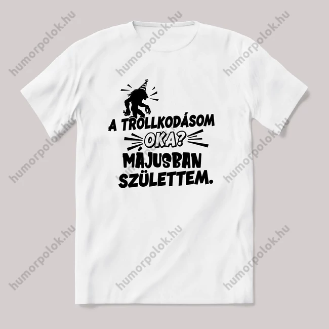 Trollkodásom oka: Májusban születtem. Fehér feliratos vicces szülinapos póló.