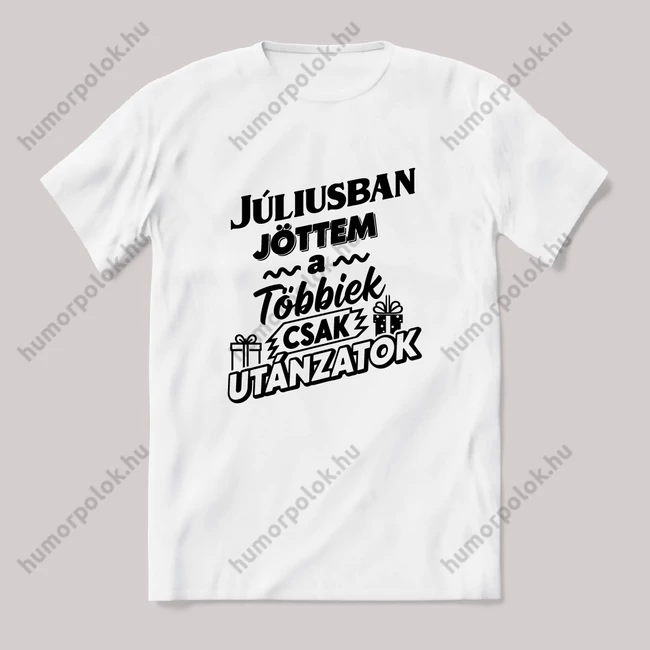 Júliusban jöttem, a többiek csak utánoznak. Fehér feliratos vicces szülinapos póló.