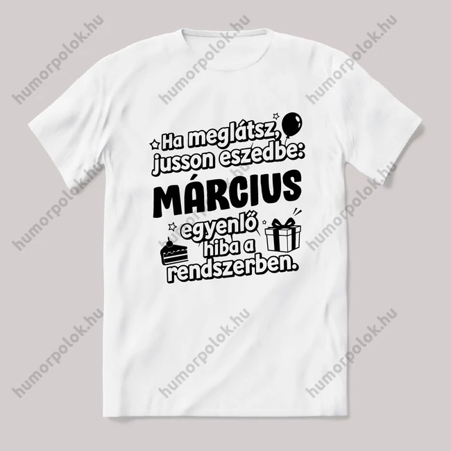 Március egyenlő, hiba a rendszerben. Fehér feliratos vicces szülinapos póló.