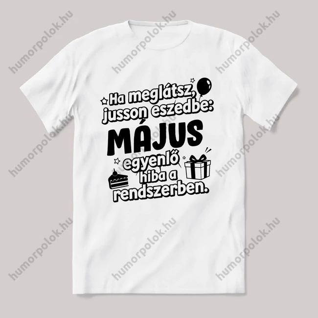 Május egyenlő, hiba a rendszerben. Fehér feliratos vicces szülinapos póló.