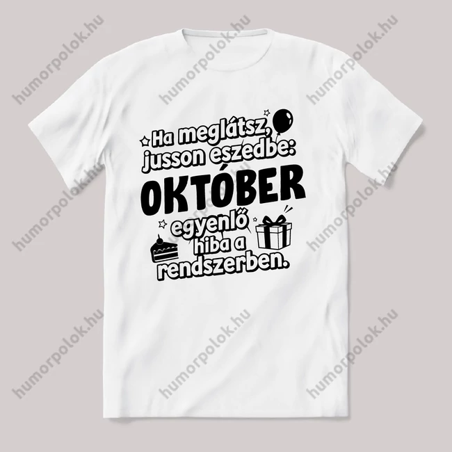 Október egyenlő, hiba a rendszerben. Fehér feliratos vicces szülinapos póló.