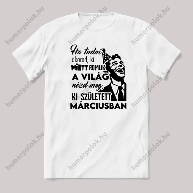 Néz meg ki született Márciusban. Fehér feliratos vicces szülinapos póló.