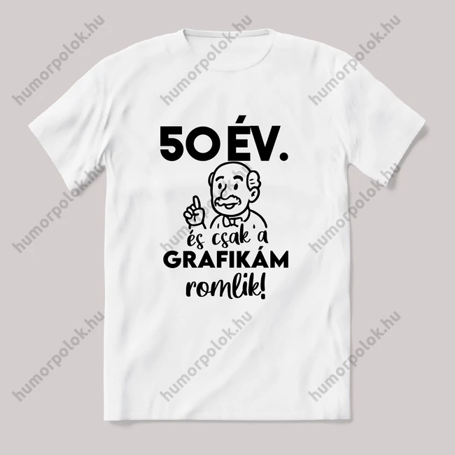 50 Éves és csak a grafikám romlik. Fehér feliratos vicces szülinapos póló.
