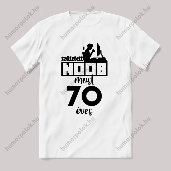 A született noob most 70 éves. Fehér feliratos vicces szülinapos póló.