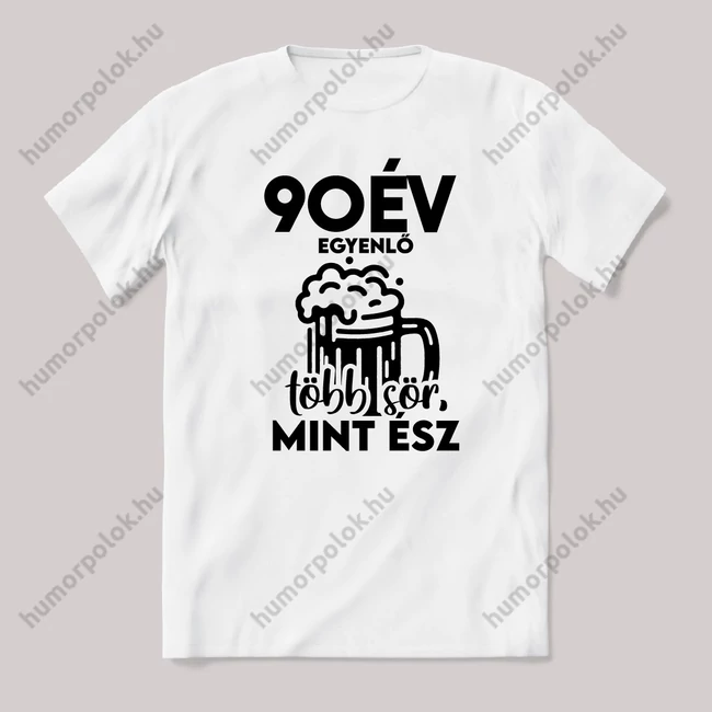90 év egyenlő több sör mint ész. Fehér feliratos vicces szülinapos póló.
