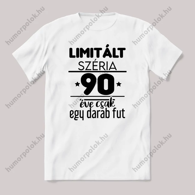 Limitált széria, egy darab fut 90 éve. Fehér feliratos vicces szülinapos póló.