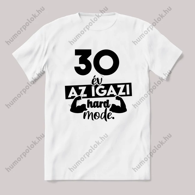 30 év az igazi hard mode. Fehér feliratos vicces szülinapos póló.